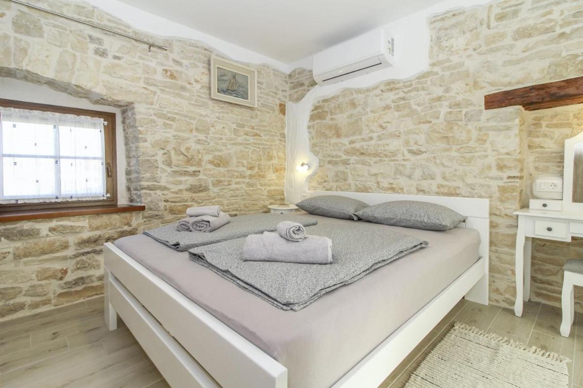 Villa Olea In Barat - Haus Fuer 6-8 Personen กานฟานาร์ ภายนอก รูปภาพ