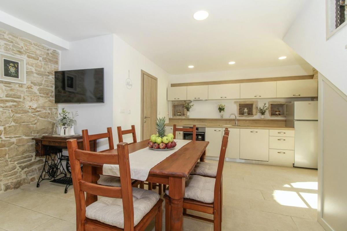 Villa Olea In Barat - Haus Fuer 6-8 Personen กานฟานาร์ ภายนอก รูปภาพ