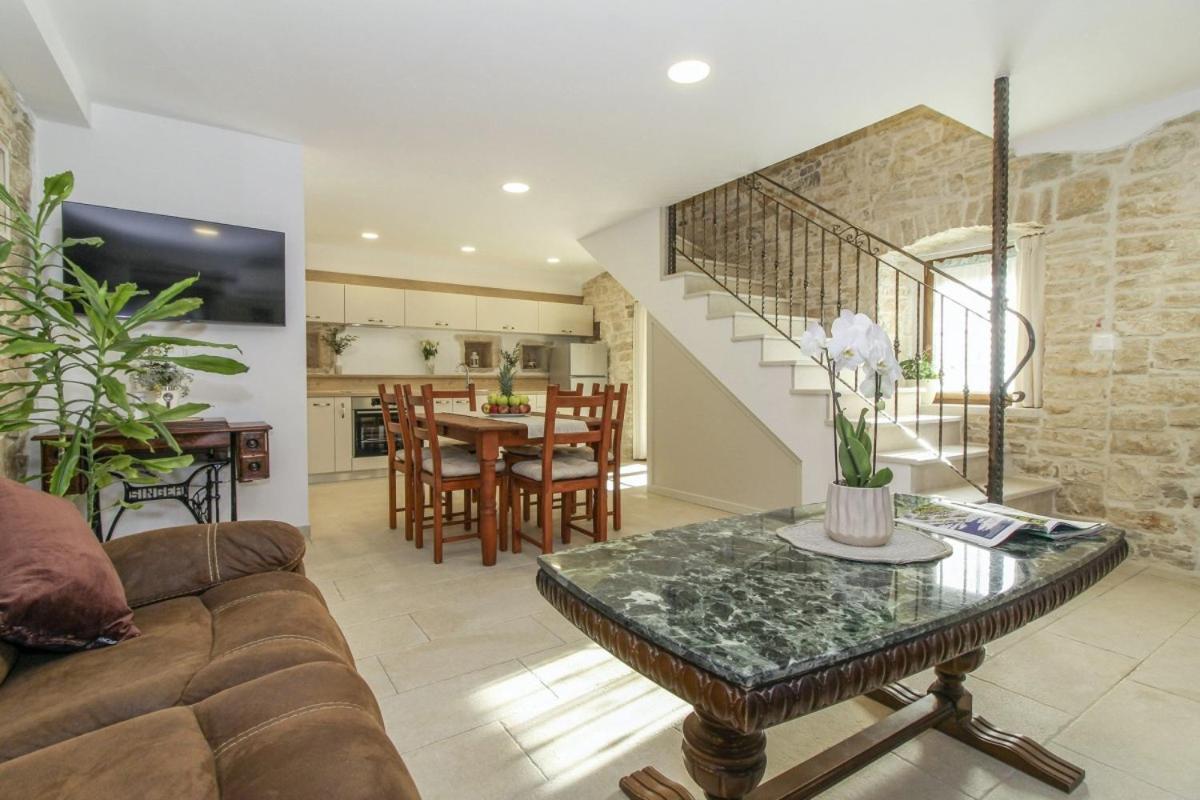 Villa Olea In Barat - Haus Fuer 6-8 Personen กานฟานาร์ ภายนอก รูปภาพ