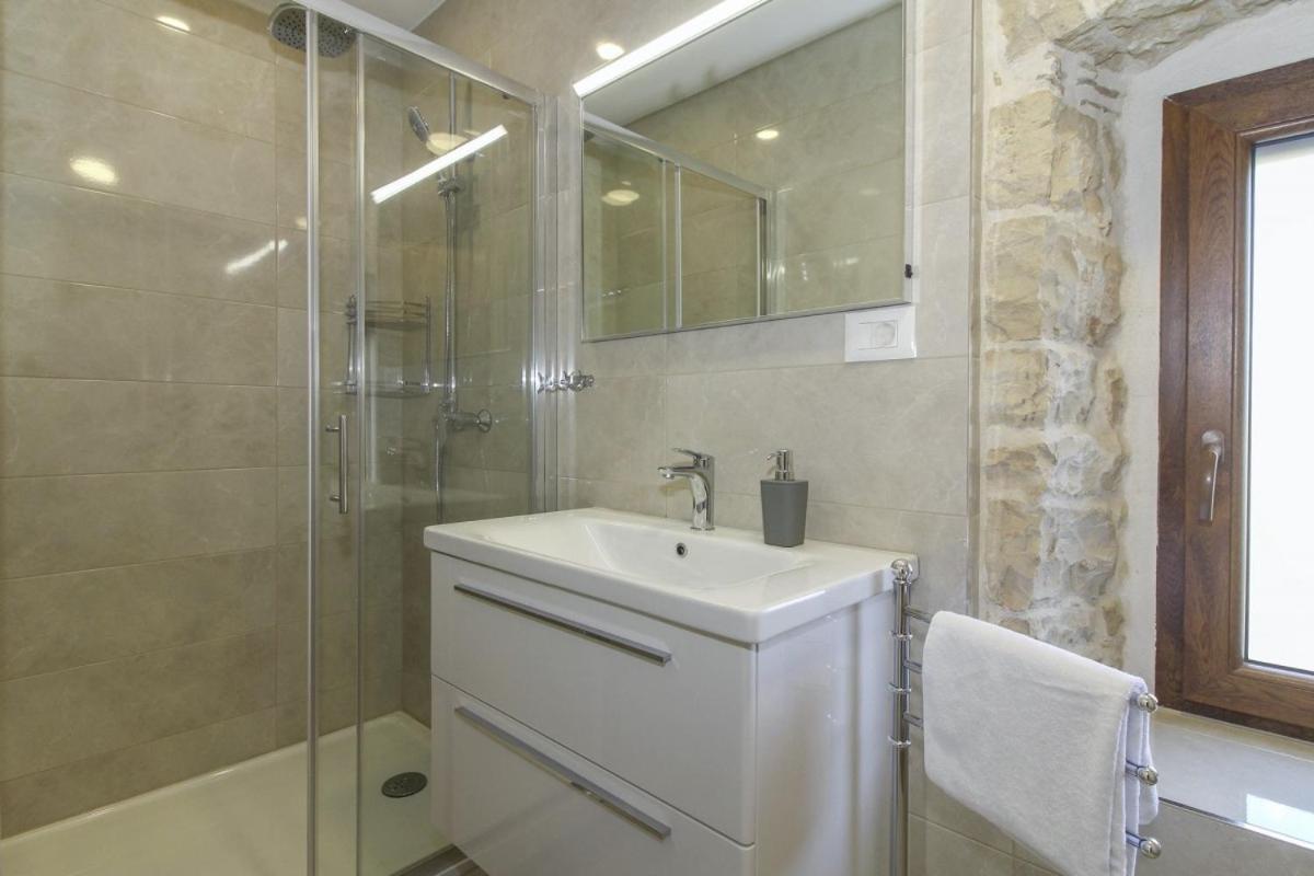 Villa Olea In Barat - Haus Fuer 6-8 Personen กานฟานาร์ ภายนอก รูปภาพ