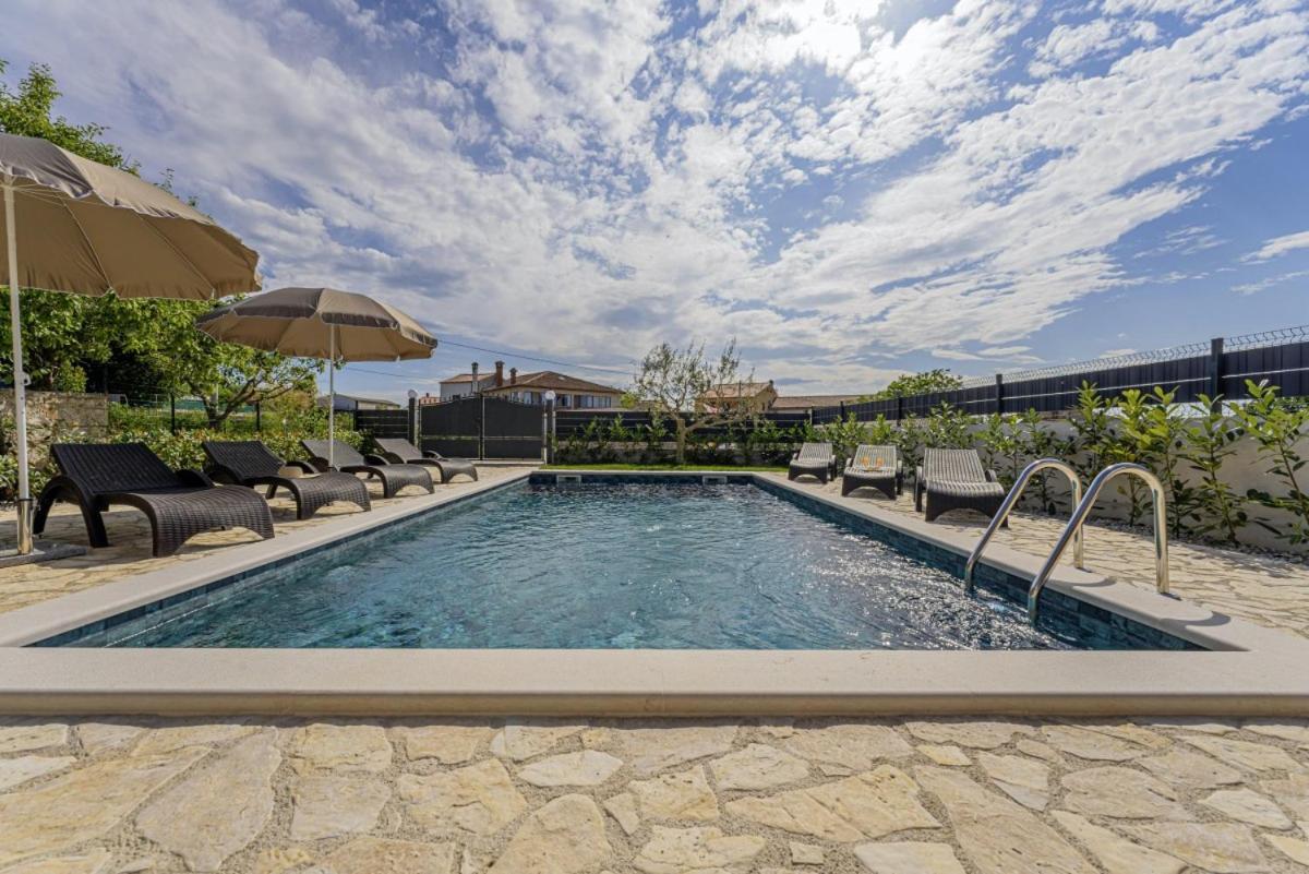 Villa Olea In Barat - Haus Fuer 6-8 Personen กานฟานาร์ ภายนอก รูปภาพ