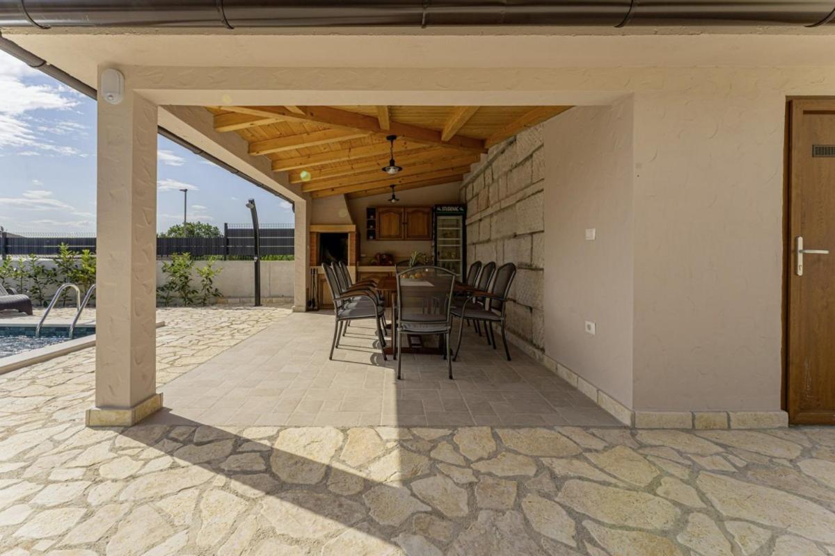 Villa Olea In Barat - Haus Fuer 6-8 Personen กานฟานาร์ ภายนอก รูปภาพ